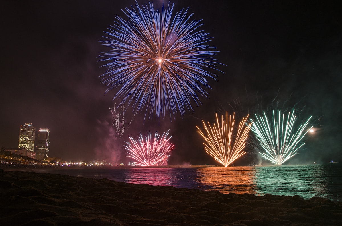 10 Best Places To Catch New Year S Eve Fireworks By Boat Sailogy