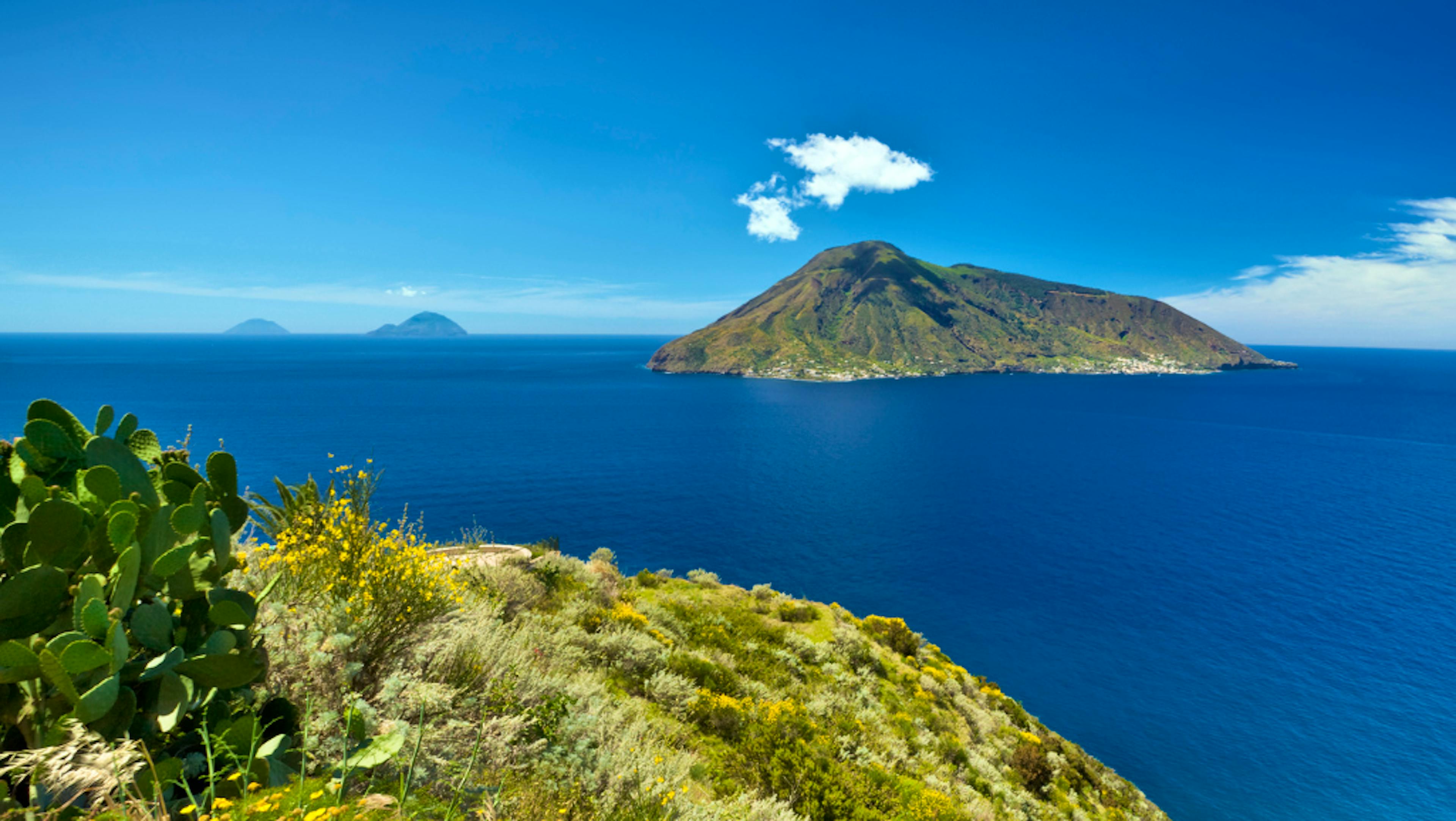 Best anchorages in Aeolian Islands